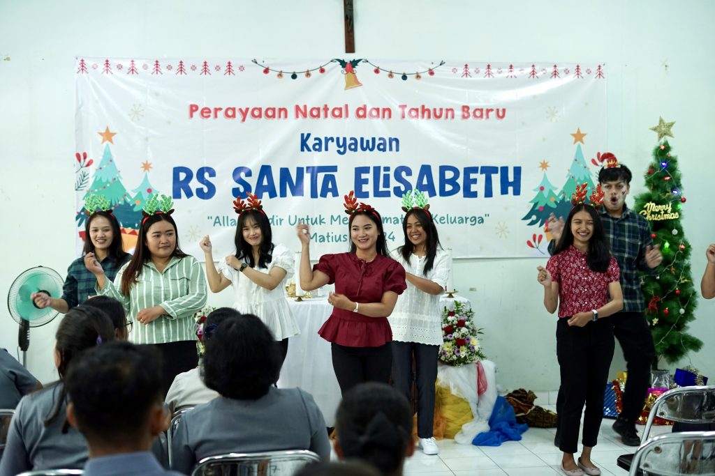 Perayaan Natal Direksi dan Karyawan RS Santa Elisabeth Penuh Sukacita dan Kebersamaan
