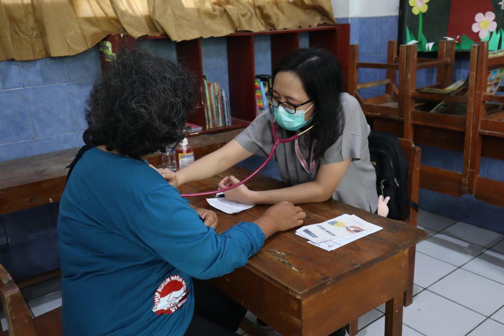 Bakti Sosial Pemeriksaan dan Pengobatan di Gereja Maria Rosari Pijenan