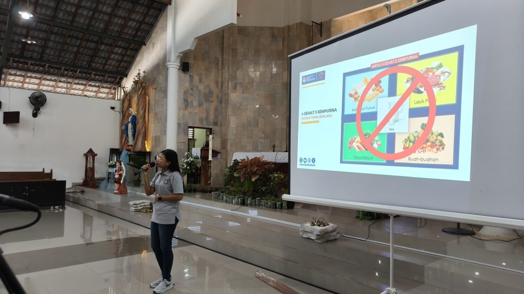 Edukasi Gizi Seimbang dan Pemeriksaan Lemak Tubuh untuk Lansia di Gereja Santo Yusup Padokan Bantul